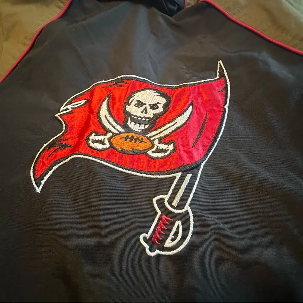 Reebok NFL Tampa Bay Buccaneers Kids Jacket LG 14-16‎ On Field Windbreaker Black